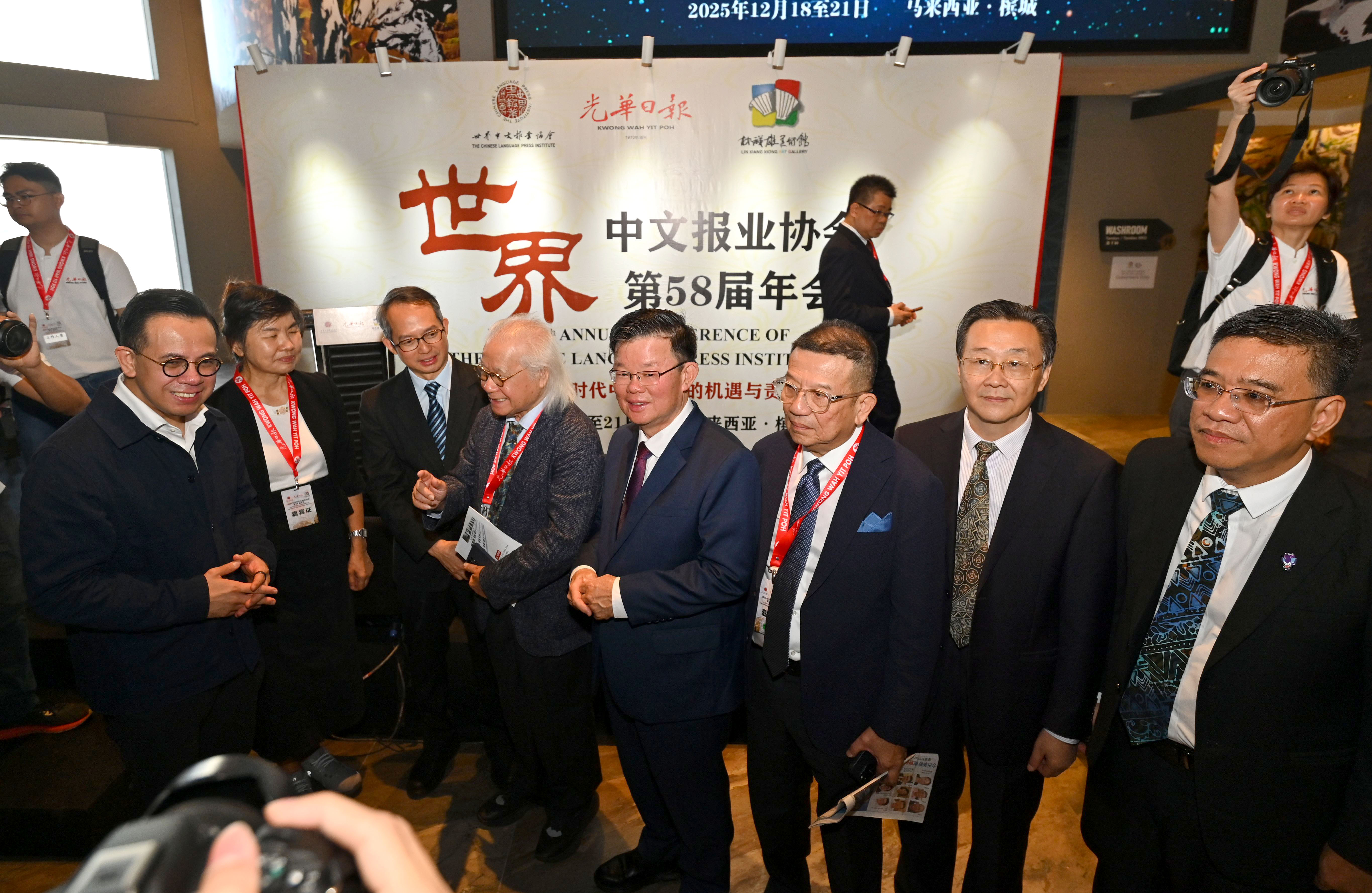带logo合影.jpg
